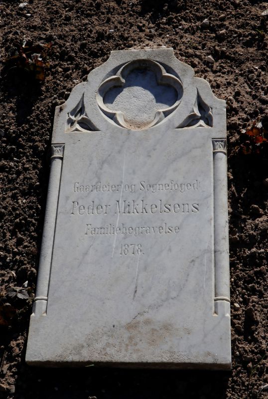 Peder Mikkelsen's familiegravsted.JPG